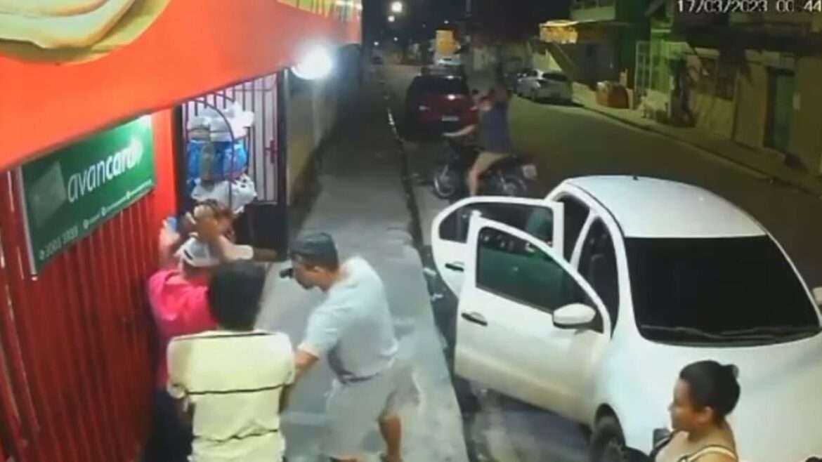 Dupla é presa após roubar arma de comerciante