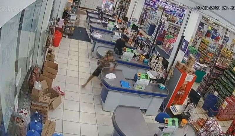 Dupla invade supermercado e assalta funcionários e clientes