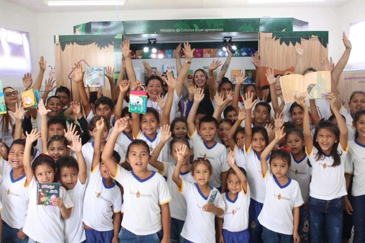 Prefeitura inaugura Casinha de Livros para incentivar a leitura em escola ribeirinha