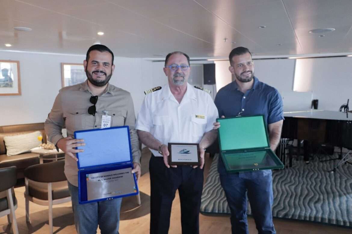 Prefeitura entrega placa de boas-vindas ao cruzeiro M/S Silver Shadow, último navio desta temporada