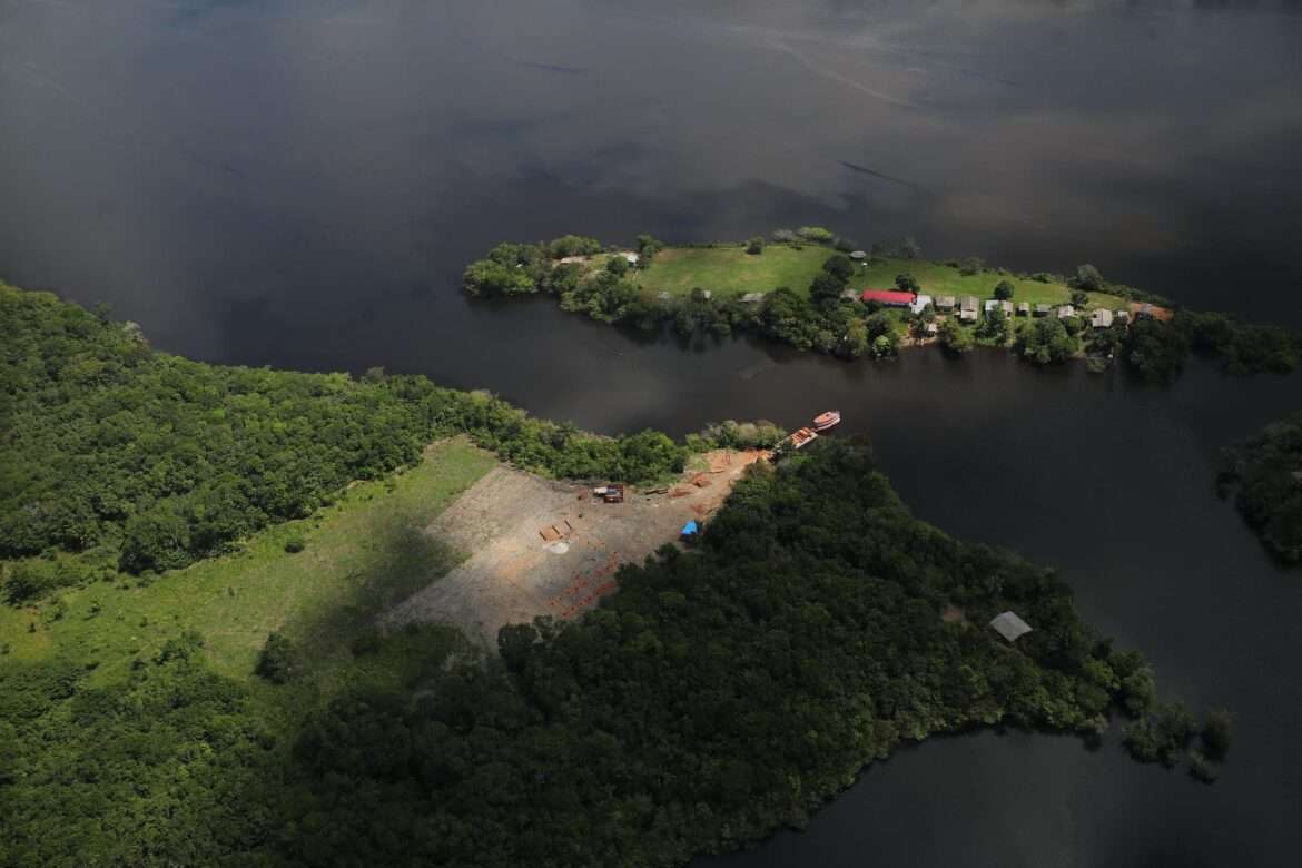 Governo do Amazonas avança com obras da primeira Escola da Floresta na Reserva de Desenvolvimento Sustentável do Uatumã