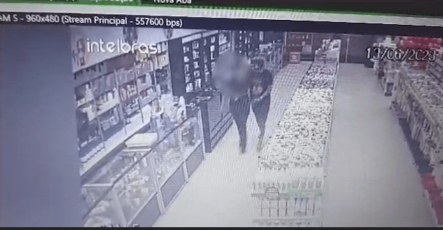 Vídeo: assaltante com pistola invade loja da Comepi no Nova Cidade e leva mais de 24 mil Reais