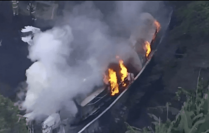 Motorista morre após caminhão de combustível tombar e pegar fogo