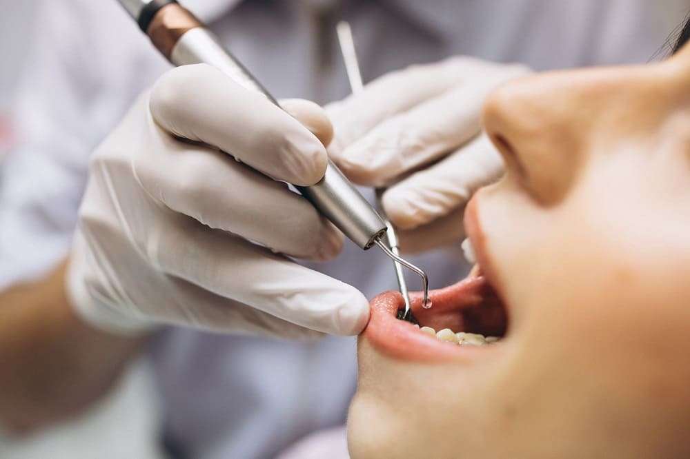 Dentista é condenada a pagar R$ 36 mil a paciente por erro em procedimento