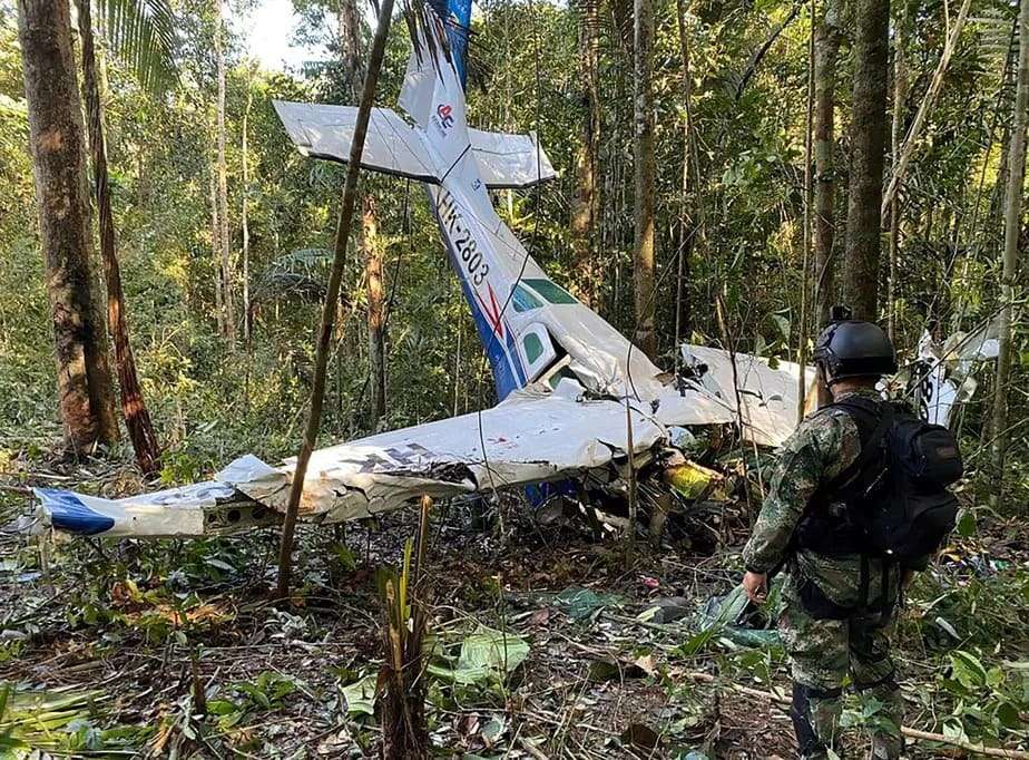 Mãe de crianças resgatadas da selva colombiana ficou quatro dias viva após acidente de avião