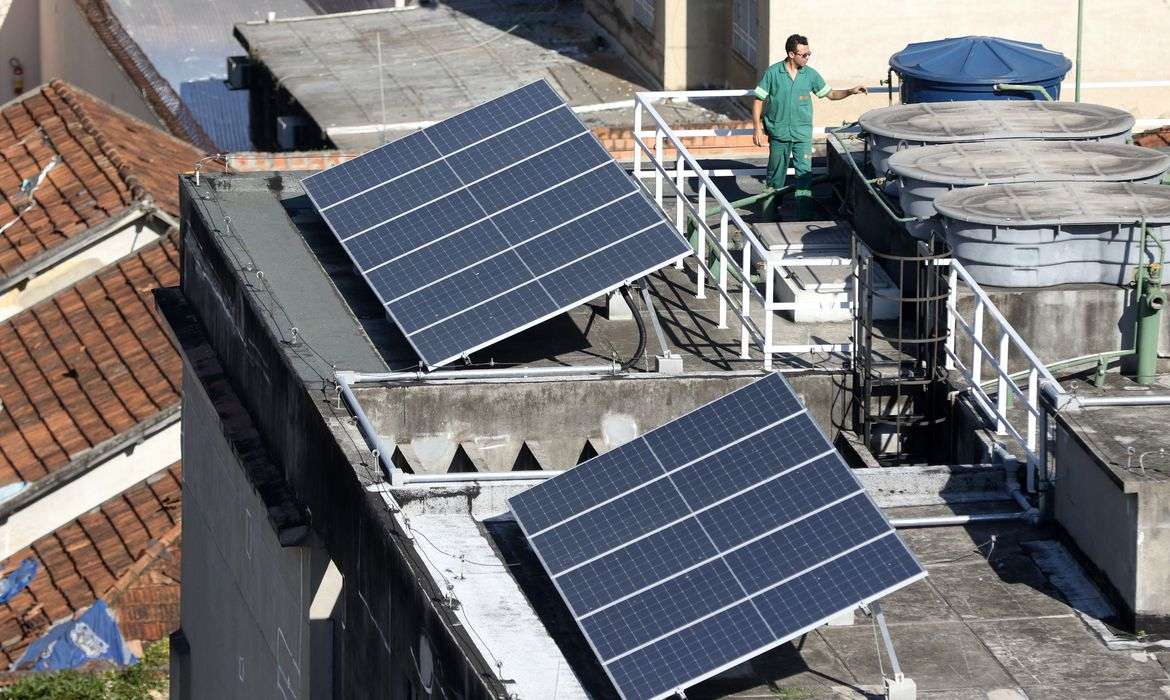 Brasil chega a 2 milhões de placas solares em telhados e terrenos