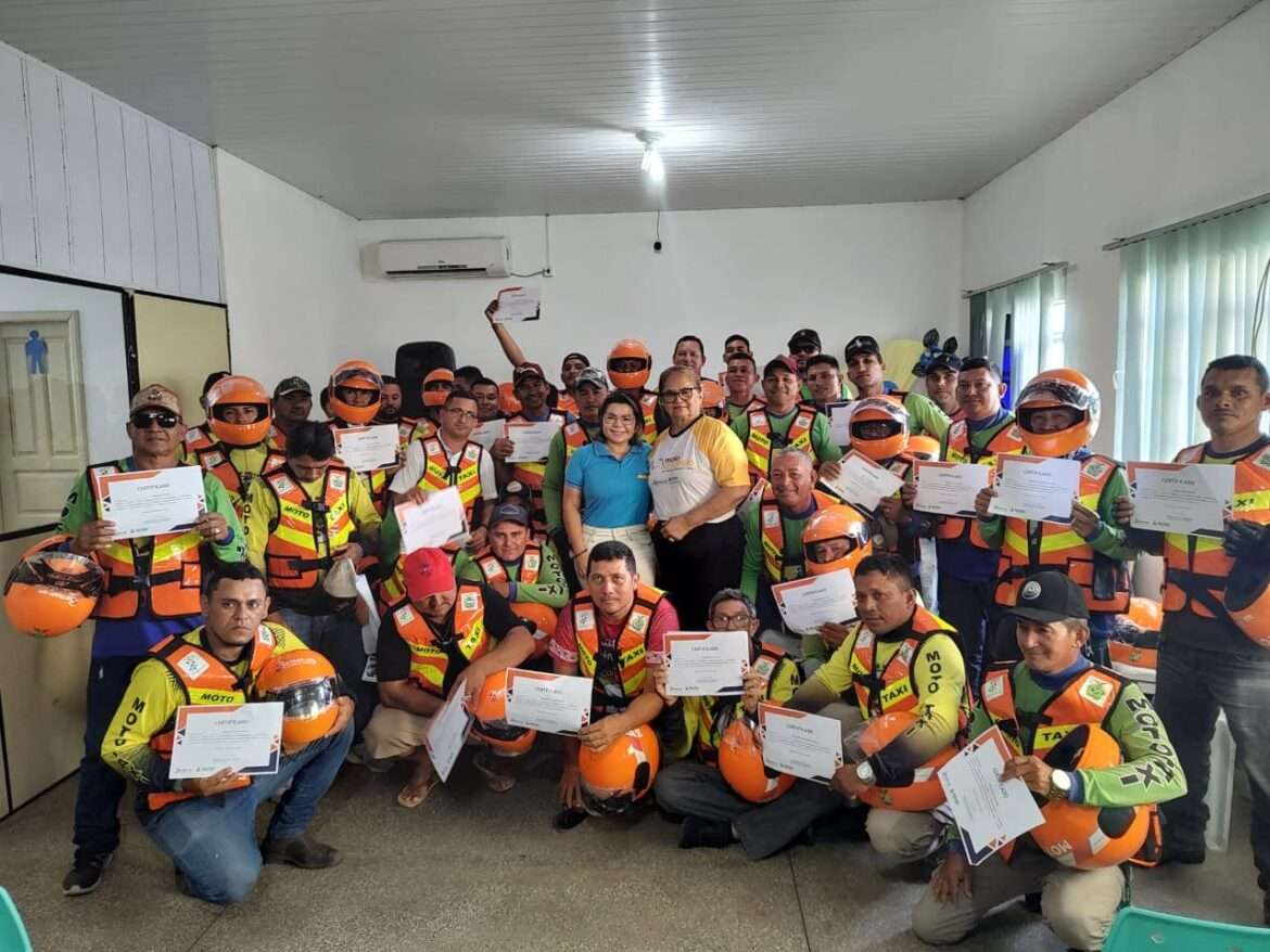 Em Barreirinha e Nhamundá, Detran Amazonas entrega kits de capacete e colete para mototaxista