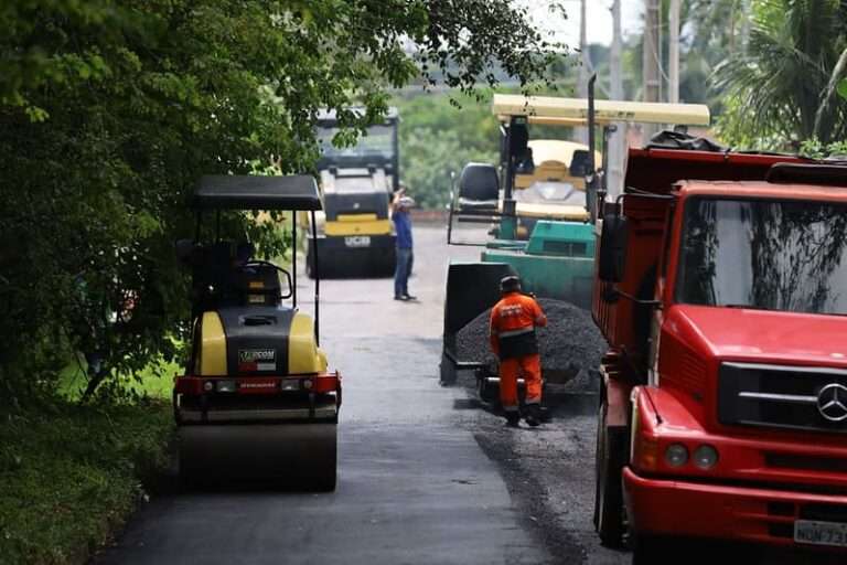 Prefeitura de Manaus aplica massa asfáltica no ponto da intervenção da avenida Autaz Mirim