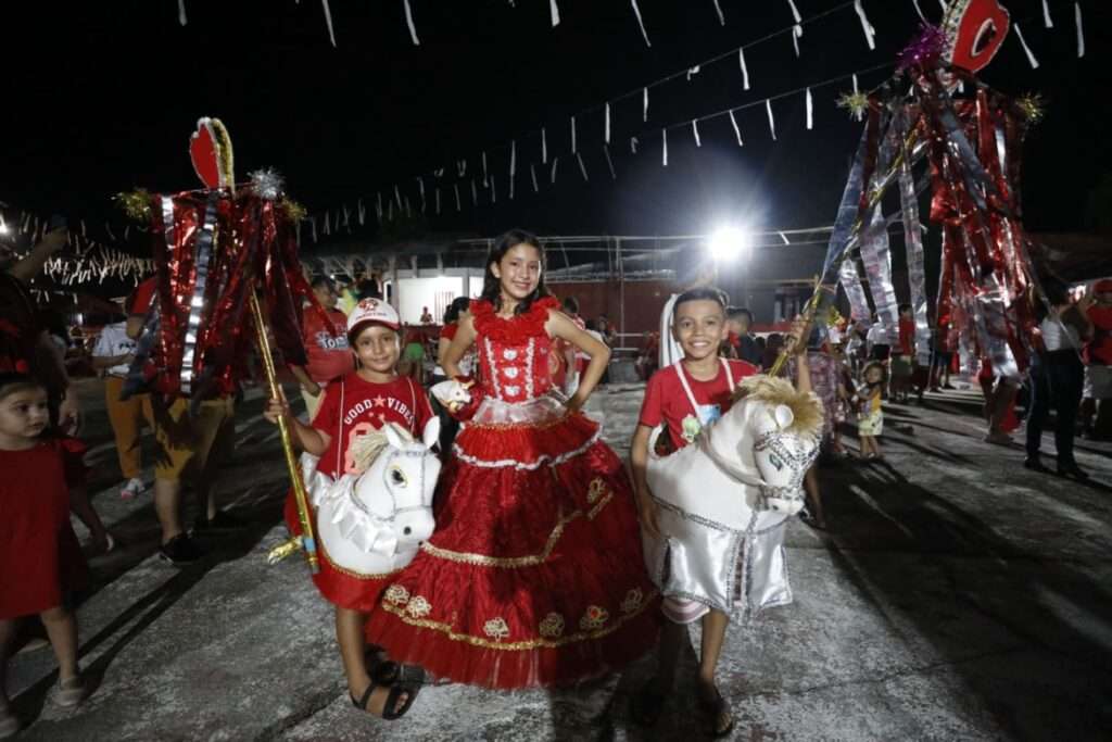 Boi Caprichoso arrasta multidão no 'Boi de Rua' - Portal Cultura do AM