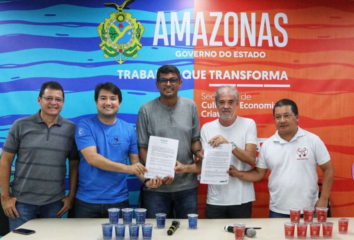 Cosama assina Termo de Cooperação Técnica com bumbás e tricicleiros de Parintins