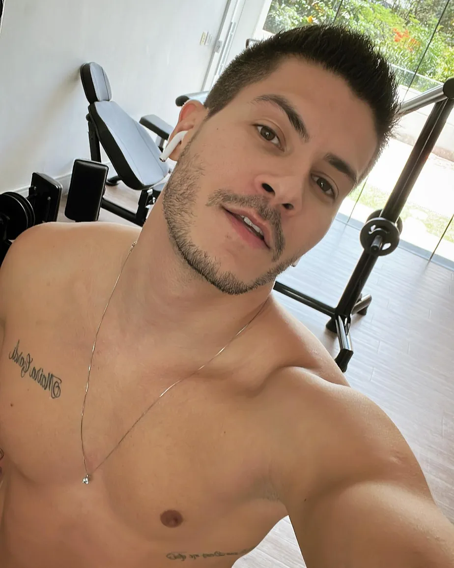 Arthur Aguiar revela rotina sexual quando namora: 'Num mundo ideal, todo dia'