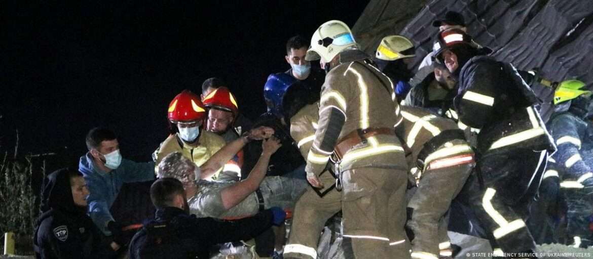 Ataque aéreo russo mata criança e deixa 22 feridos em cidade ucraniana 