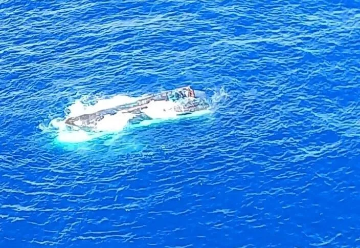 Barco pesqueiro que desapareceu em SC é encontrado pela Marinha; duas pessoas estão desaparecidas