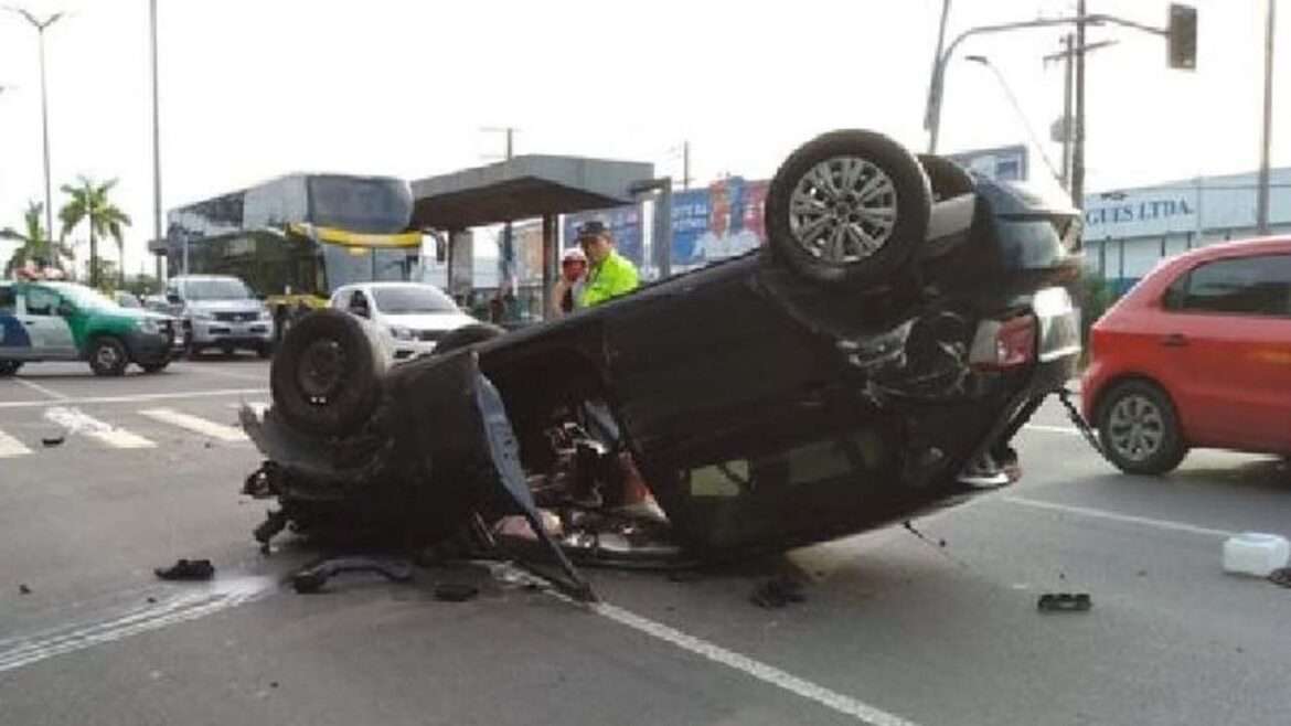 Carro em alta velocidade capota ne avenida Torquato Tapajós