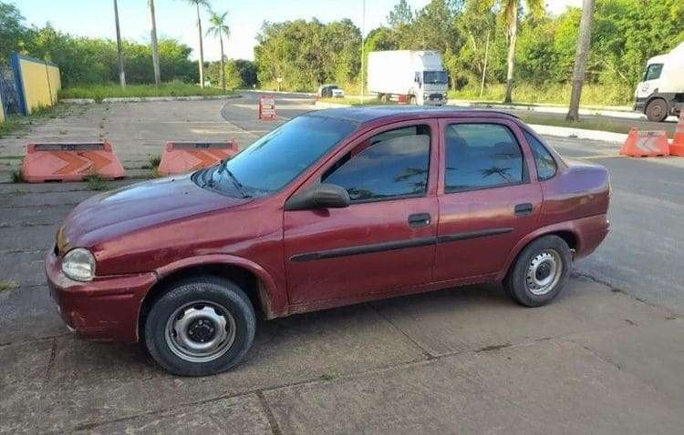 Adolescente é flagrando dirigindo carro roubado