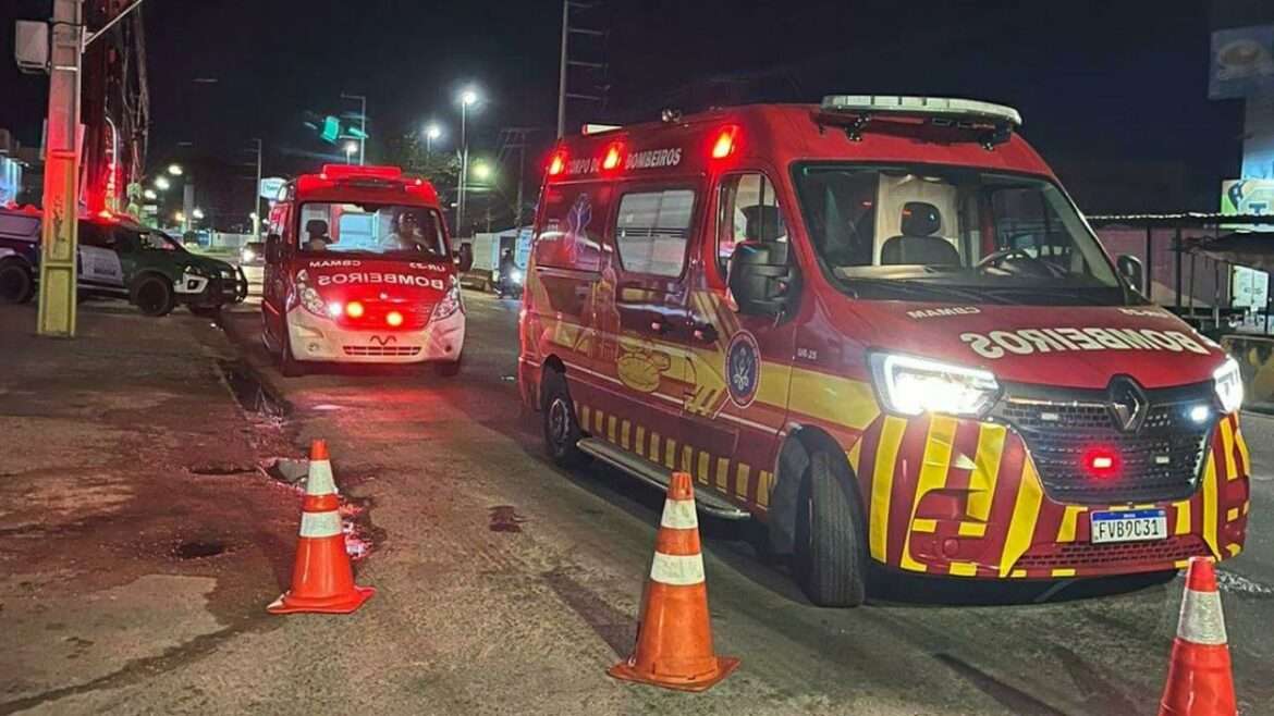 Drogaria e loja de eletrodomésticos são consumidos pelo fogo em Manaus