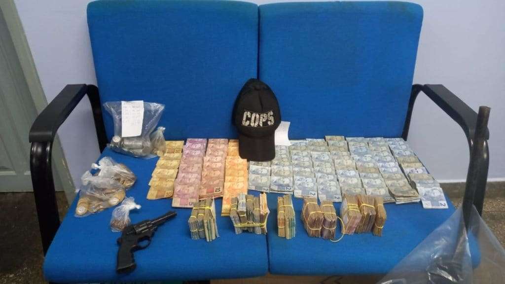 Operação policial em Parintins resulta na prisão de oito pessoas por tráfico de drogas e armas