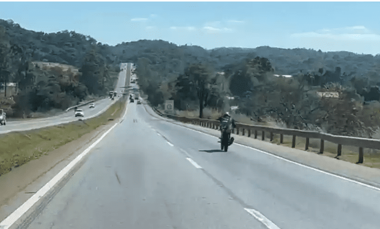 Vídeo: motociclista é flagrado a 100 km/h deitado no banco na BR-040