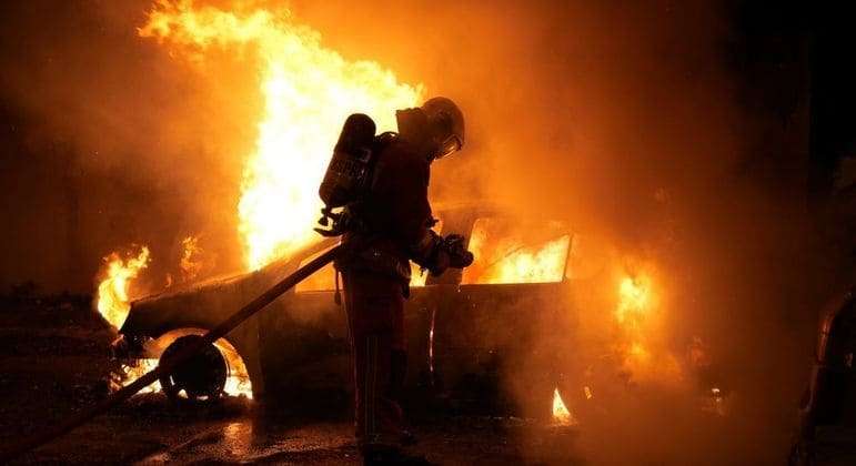 França tem segunda noite de distúrbios após morte de adolescente baleado por policial