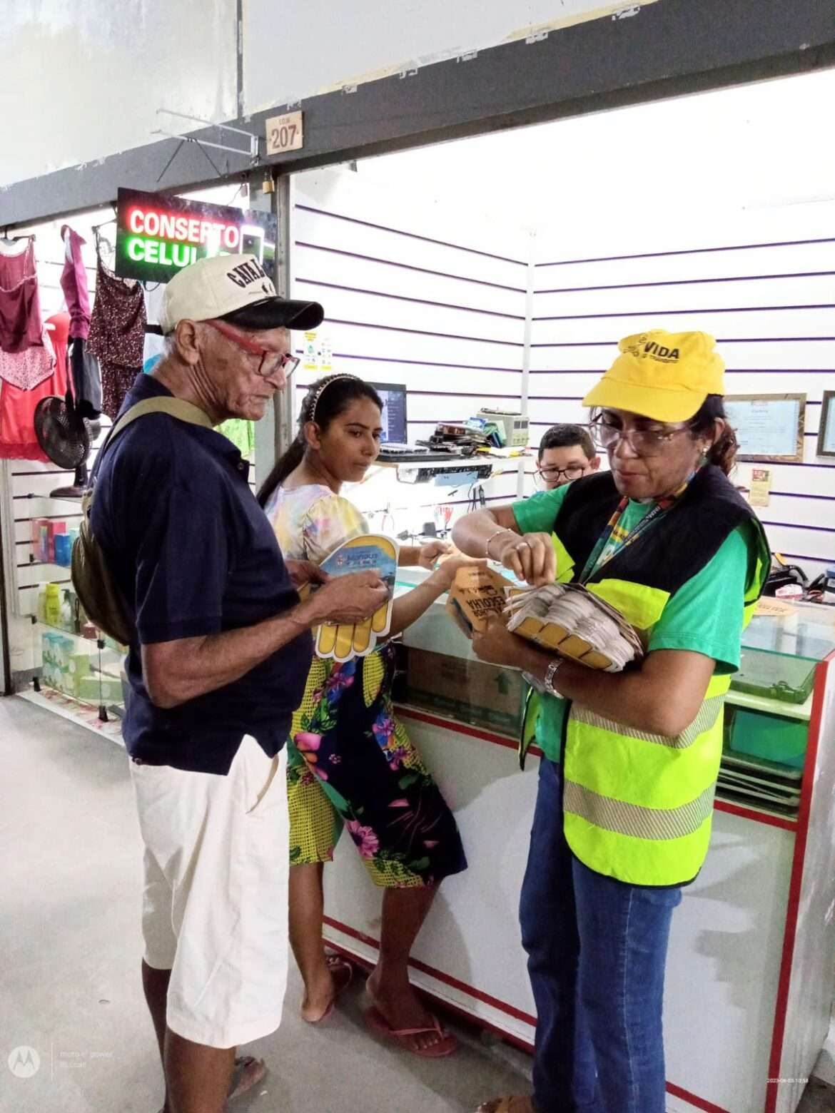 Prefeitura de Manaus leva ação a lojistas e consumidores de shopping popular sobre educação no trânsito