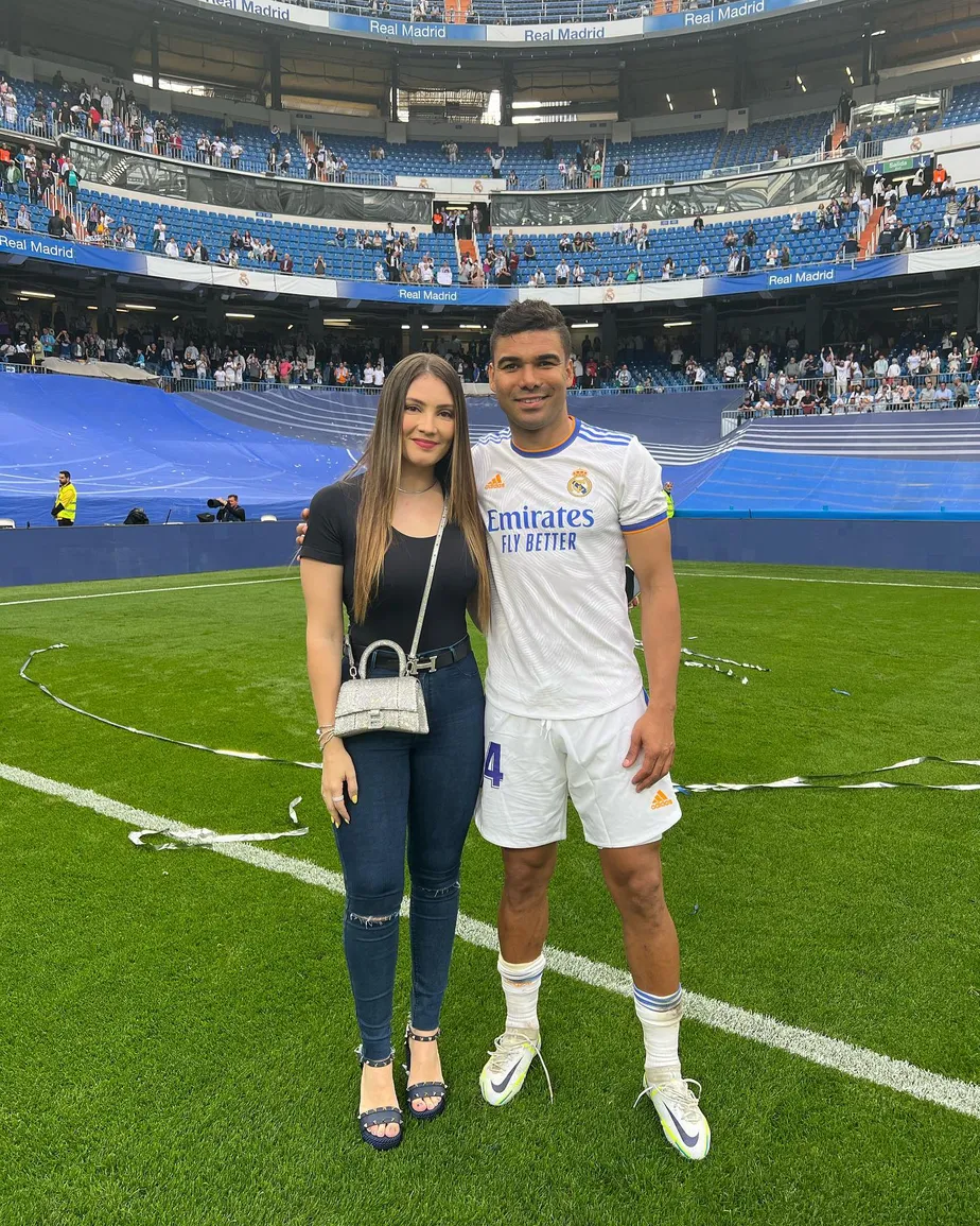 Mulher de Casemiro defende o jogador após rumores de traição: 'Meu marido estava comigo'