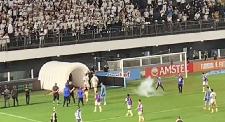 Torcida do Santos atira pedras no ônibus do time. E dispara rojões nos jogadores. Violência e medo, depois da derrota para o Newell's