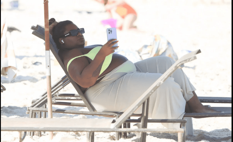 Jojo Toddynho aproveita feriado de sol na praia da Barra da Tijuca
