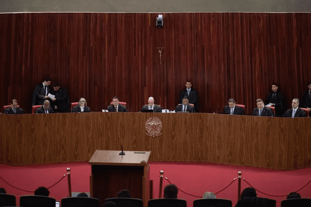 Com 3x1 para tornar Bolsonaro inelegível, TSE suspende sessão