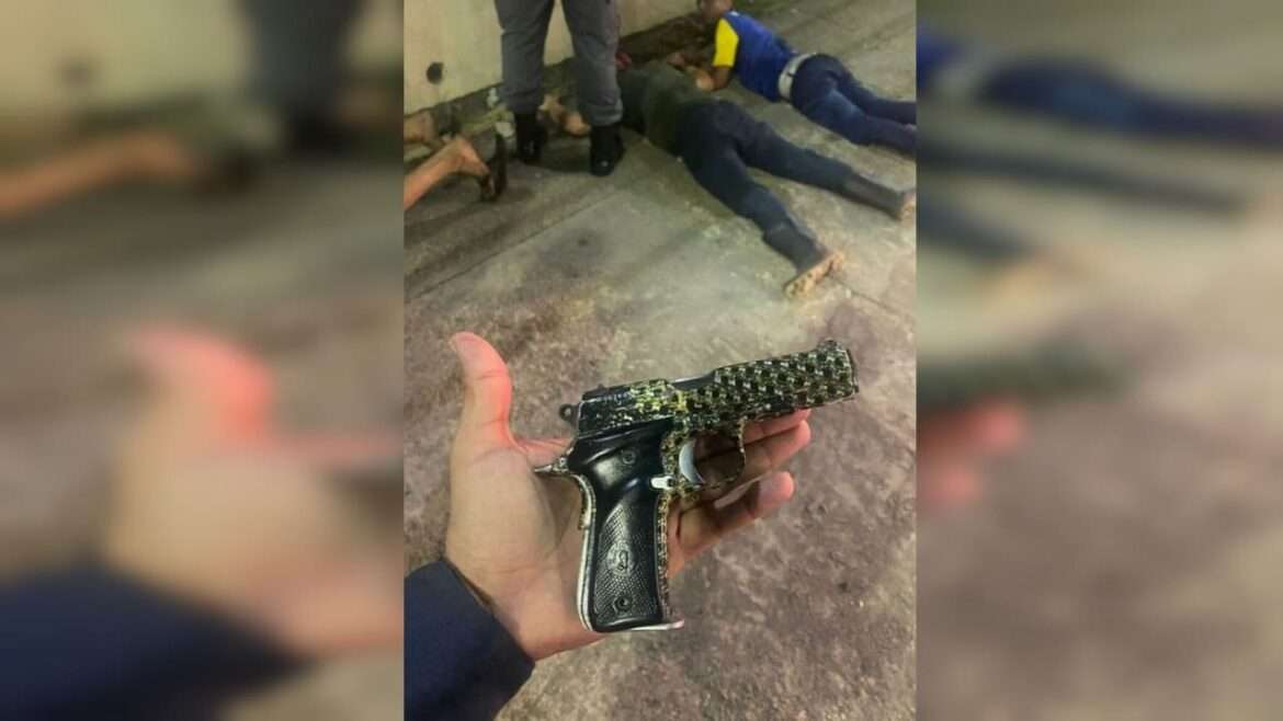 Homem joga carro em esgoto para não ser morto por membro de facção criminosa