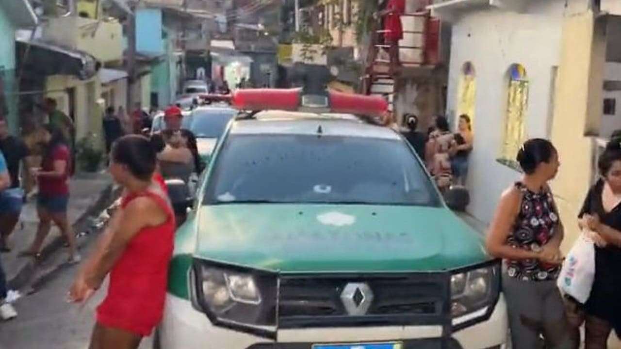 Homem volta de viagem e é recebido com tiros por desafetos