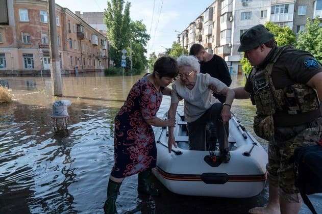 Ucrânia inicia a retirada de 17 mil pessoas de áreas afetadas por inundação após destruição represa ( veja imagens )