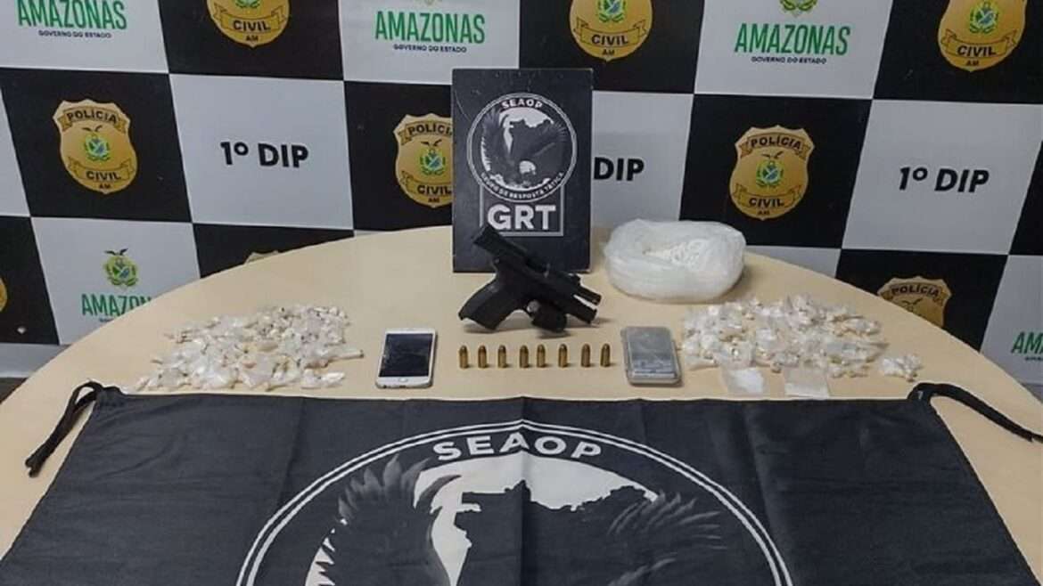 Homem é preso e adolescente apreendido vendendo drogas em beco