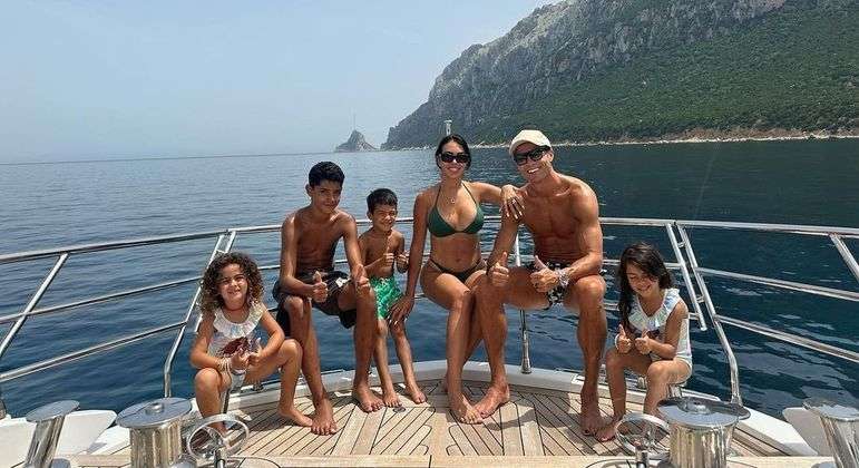 Crise no casamento? CR7 e Georgina afastam boatos e curtem férias em iate de R$ 55 milhões