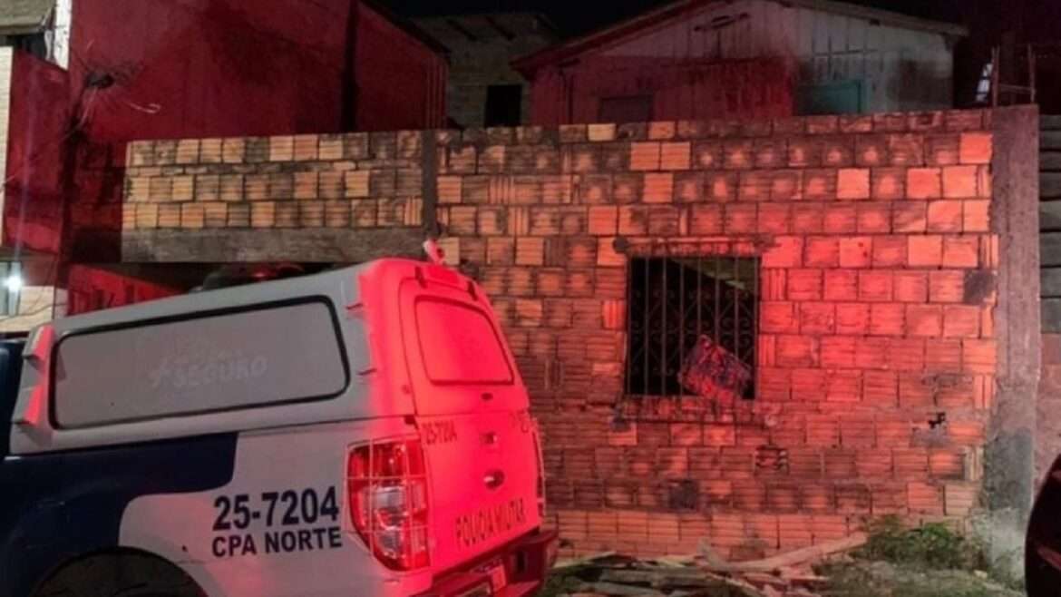 Homem é assassinado a tiros em residência na zona Norte