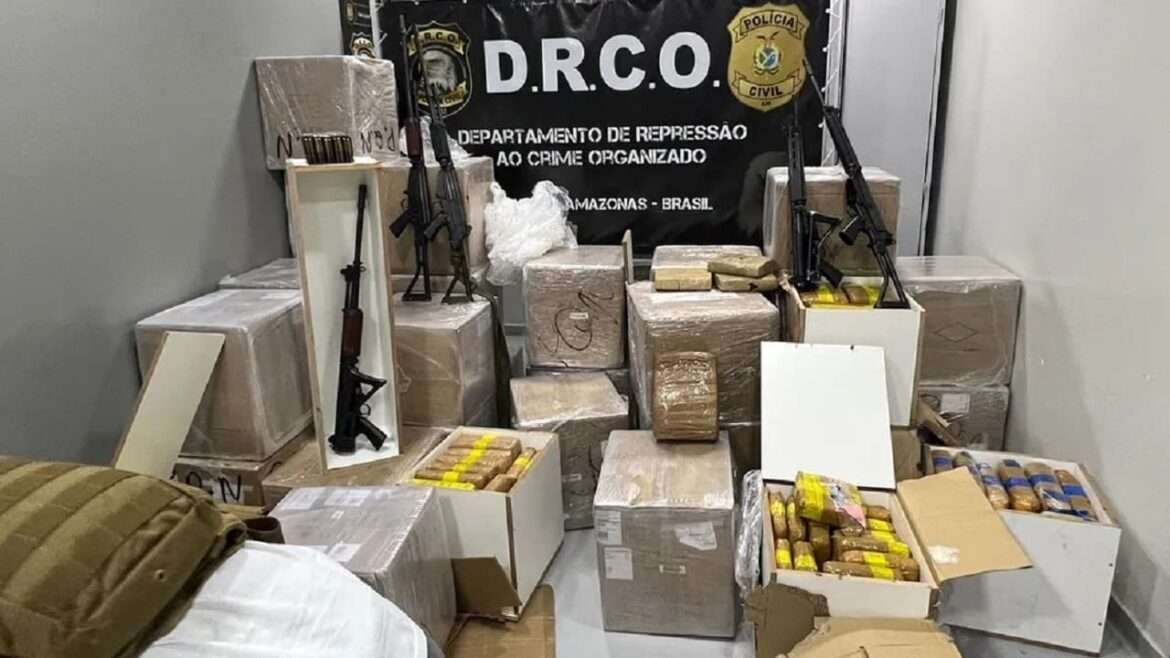 Polícia civil encontra carga de 1,5 tonelada de droga escondida junto com fuzis em caminhão