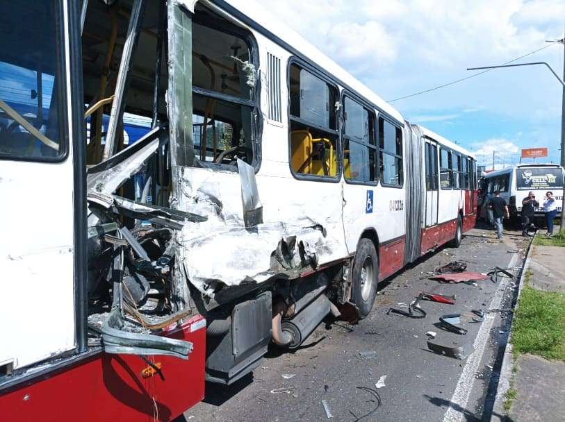 Acidente entre ônibus articulado e micro-ônibus deixa seis feridos na avenida Torquato Tapajós (veja as fotos)