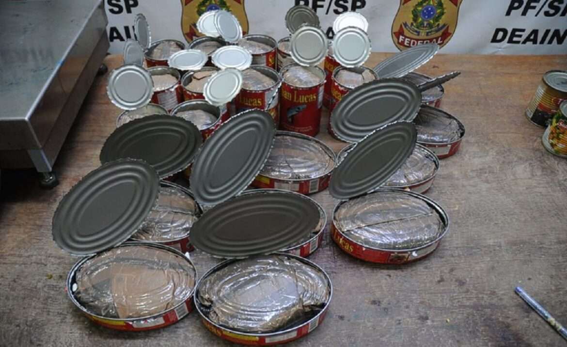 PF aprende droga dentro de latas de sardinha