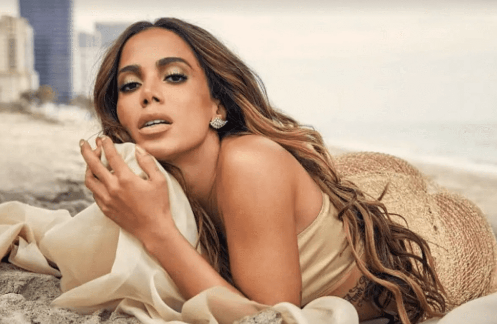 Com maiô grifado, Anitta sensualiza ao dançar música nova em piscina