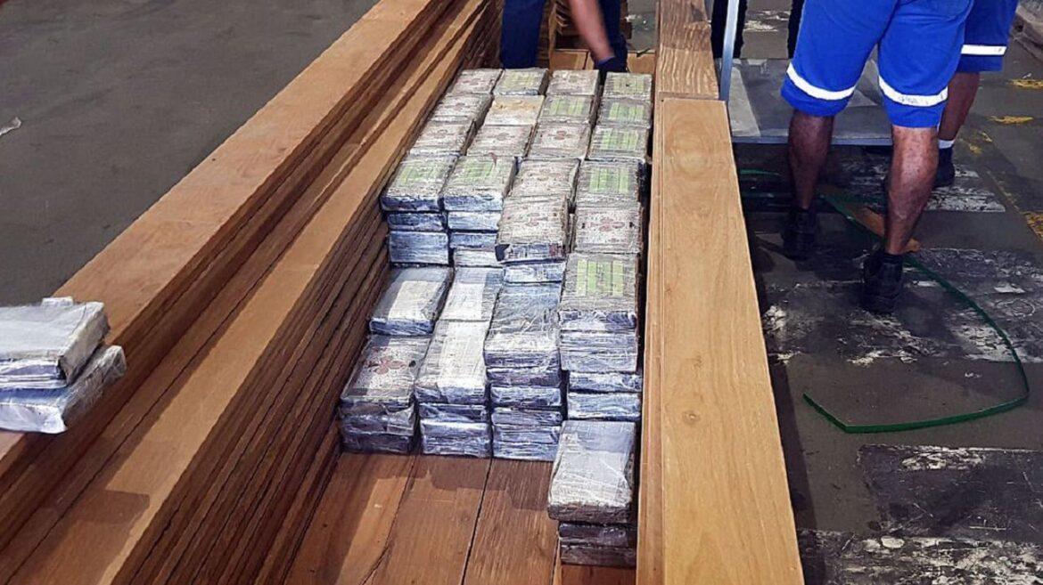 Polícia e Receita federal deflagraram operação contra grupo que traficava cocaína em toras de madeira