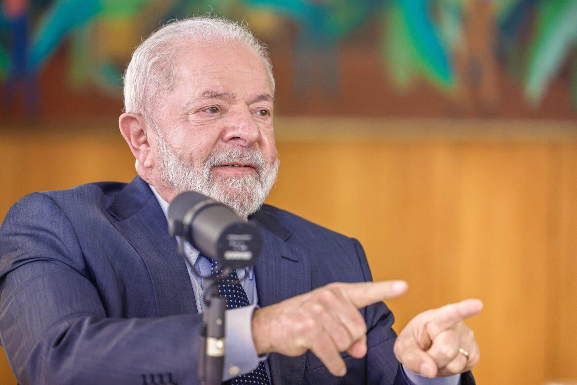 Lula assina decreto que garante R$ 2.000 por ano para alunos do ensino médio