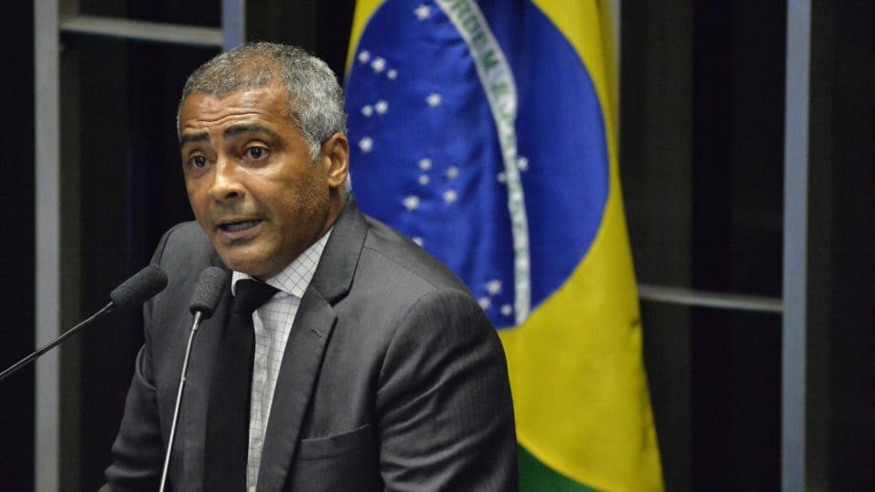 Romário melhora de infecção, mas segue internado no Rio de Janeiro