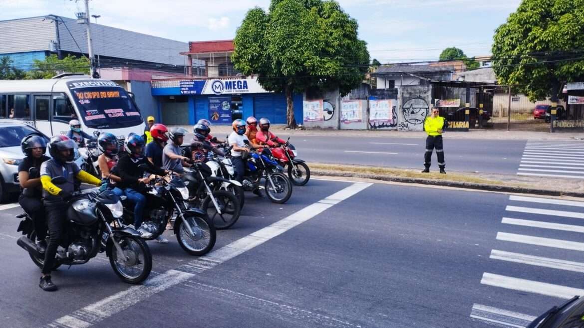 Prefeitura orienta motociclistas sobre uso de área de espera em semáforos de Manaus
