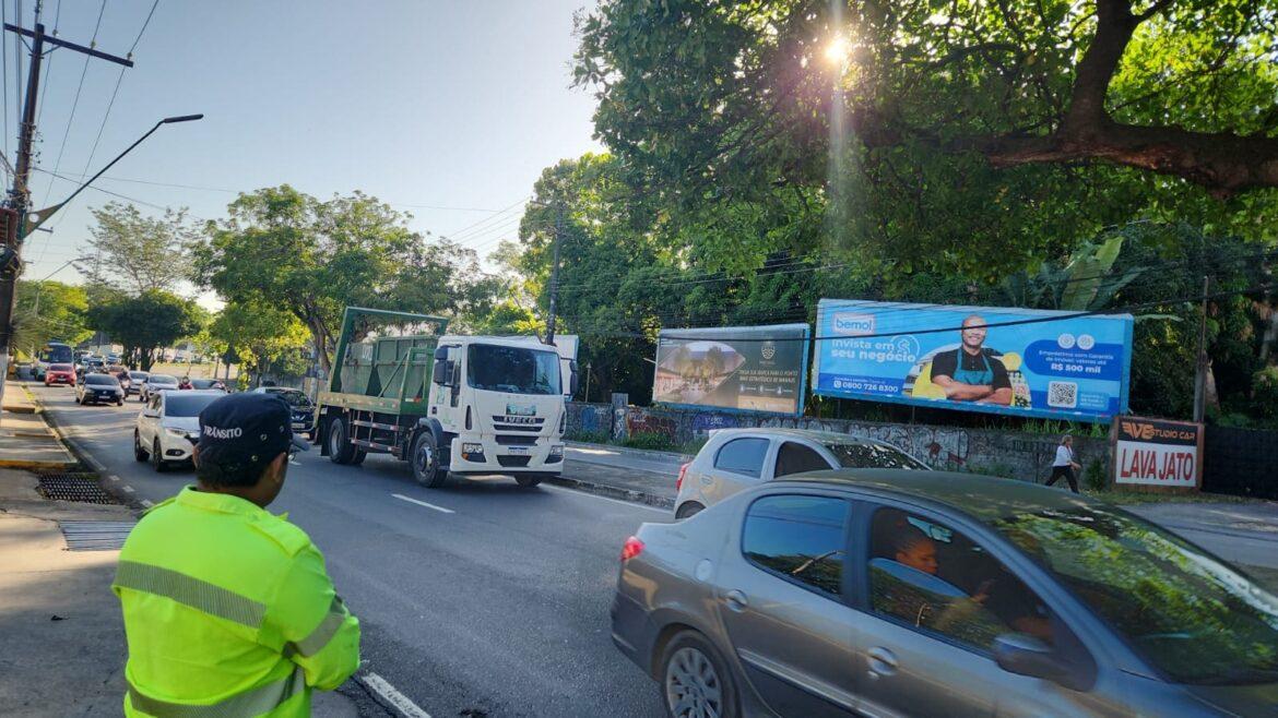 Prefeitura fiscaliza tráfego de caminhões na avenida Ephigênio Salles