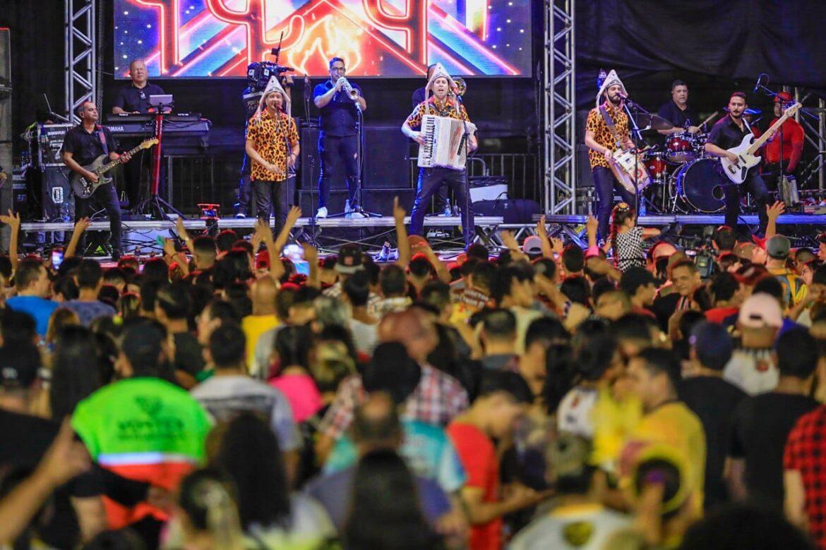 65º Festival Folclórico do Amazonas Categoria Ouro abre com apresentação da banda pernambucana Fulô de Mandacaru