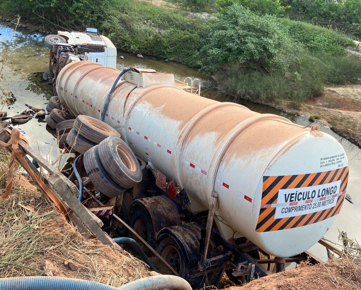 Carreta que transportava combustível tomba na Transamazônica