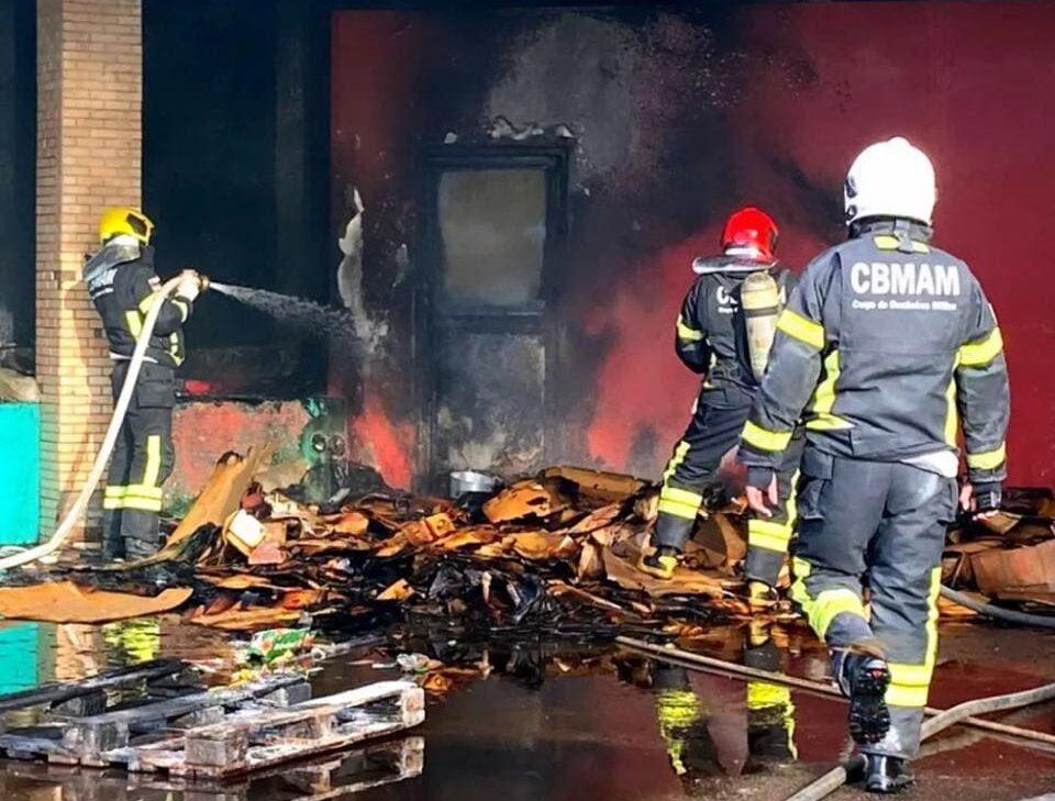 Corpo de Bombeiros combate incêndio em área externa de supermercado no bairro Dom Pedro
