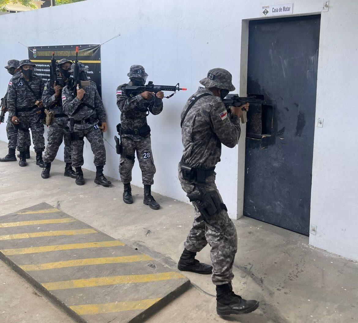 Policiais civis da Core-AM ministram instruções de entradas táticas para policiais militares