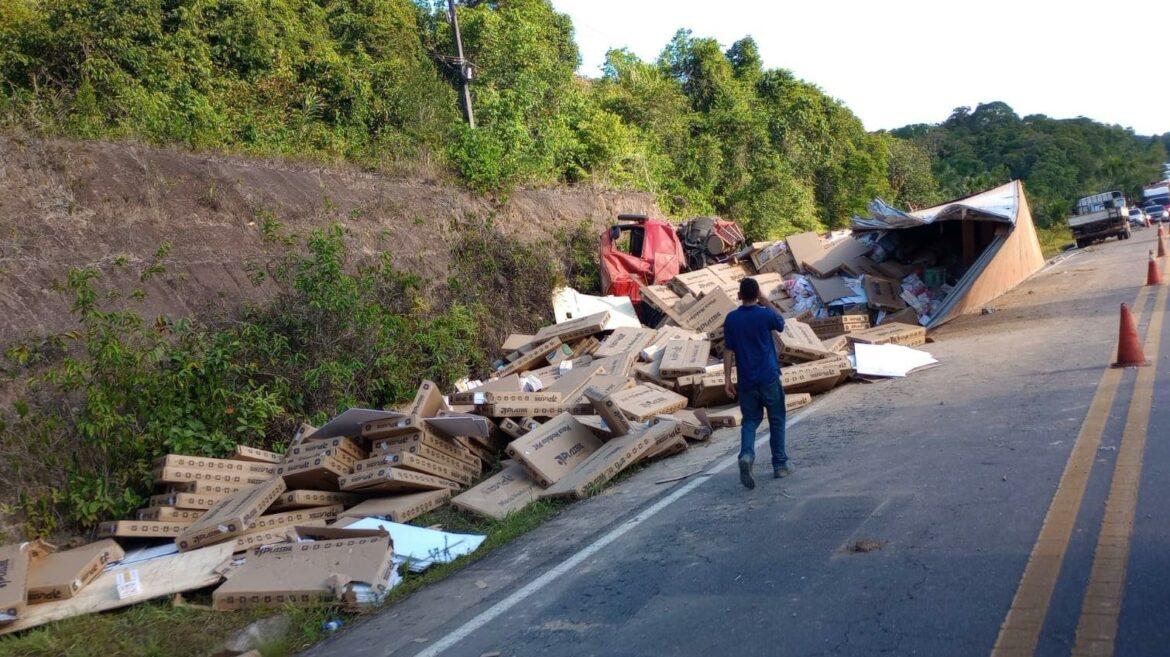 Corpo de Bombeiros socorre vítima de acidente envolvendo carreta na rodovia BR-174