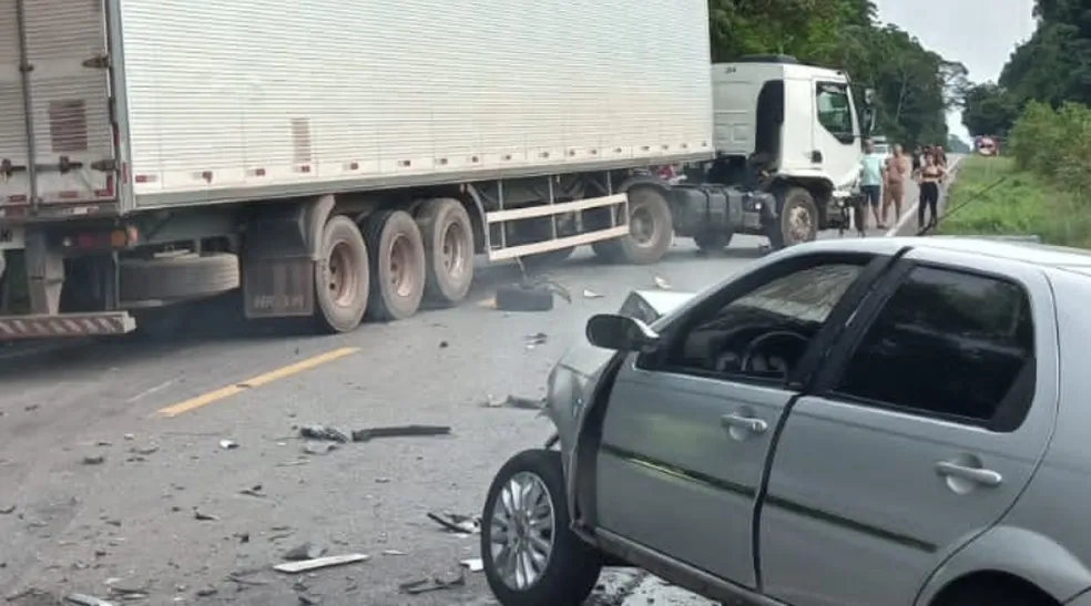 Vídeo: motorista bêbado invade contramão e colide contra caminhão na BR-174