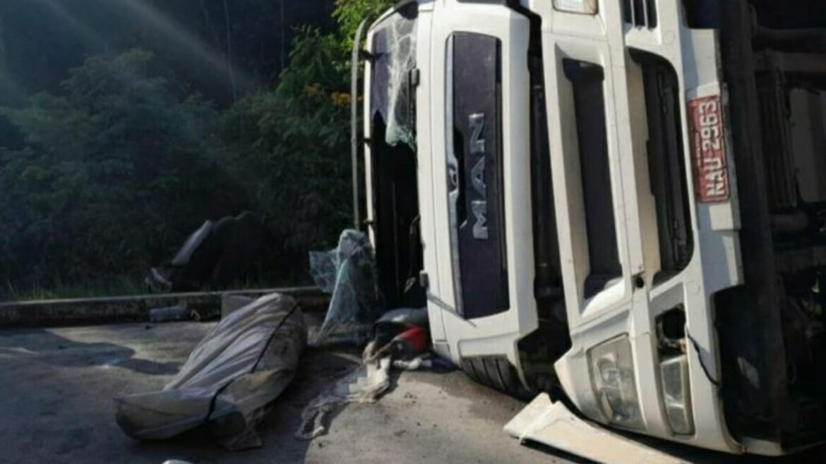 Caminhoneiro tem a cabeça dilacerada após perder o controle do veículo